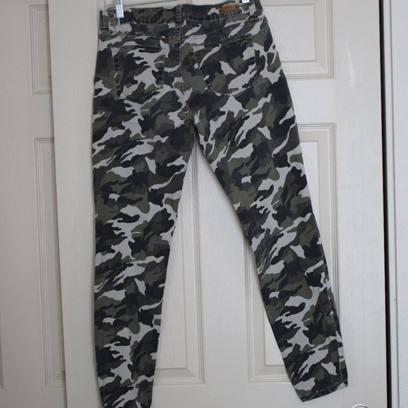 YMI Be True To You Camouflage Jeans Size-11 - Picture 2 of 6